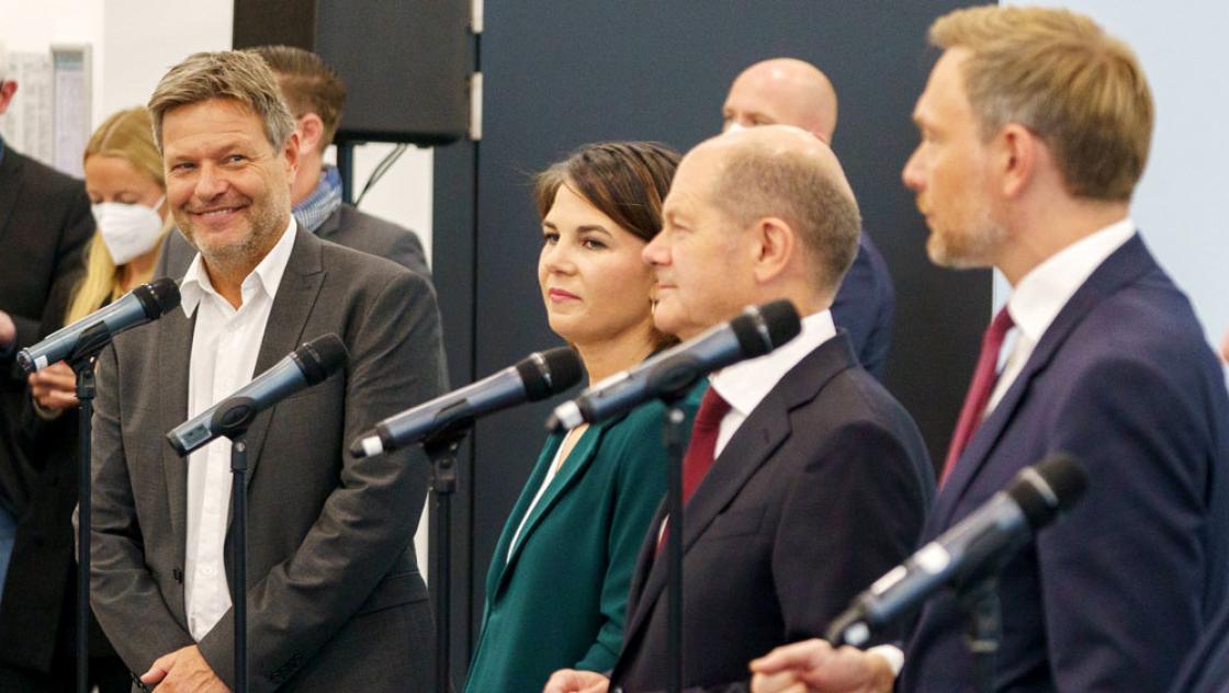 Robert Habeck, Annalena Baerbock, Olaf Scholz, Christian Lindner verkünden die Aufnahme von Koalitionsverhandlungen zu einer möglichen Regierungsbildung im Rahmen einer Ampel-Koalition nach der Bundestagswahl, 15.10.2021 (IMAGO / Chris Emil Janßen) Robert Habeck, Annalena Baerbock, Olaf Scholz, Christian Lindner verkünden die Aufnahme von Koalitionsverhandlungen zu einer möglichen Regierungsbildung im Rahmen einer Ampel-Koalition nach der Bundestagswahl, 15.10.2021 (IMAGO / Chris Emil Janßen)