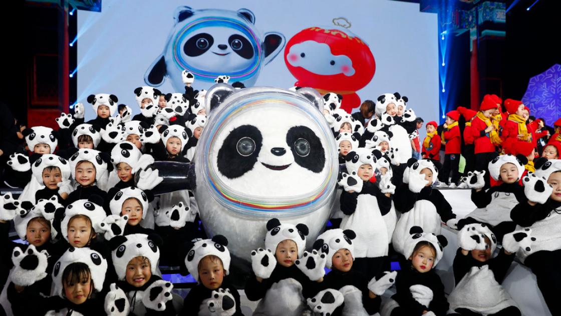 Kinder posieren mit dem Maskottchen der Olympischen Winterspiele 2022, 18.9.2019 (IMAGO / VCG)