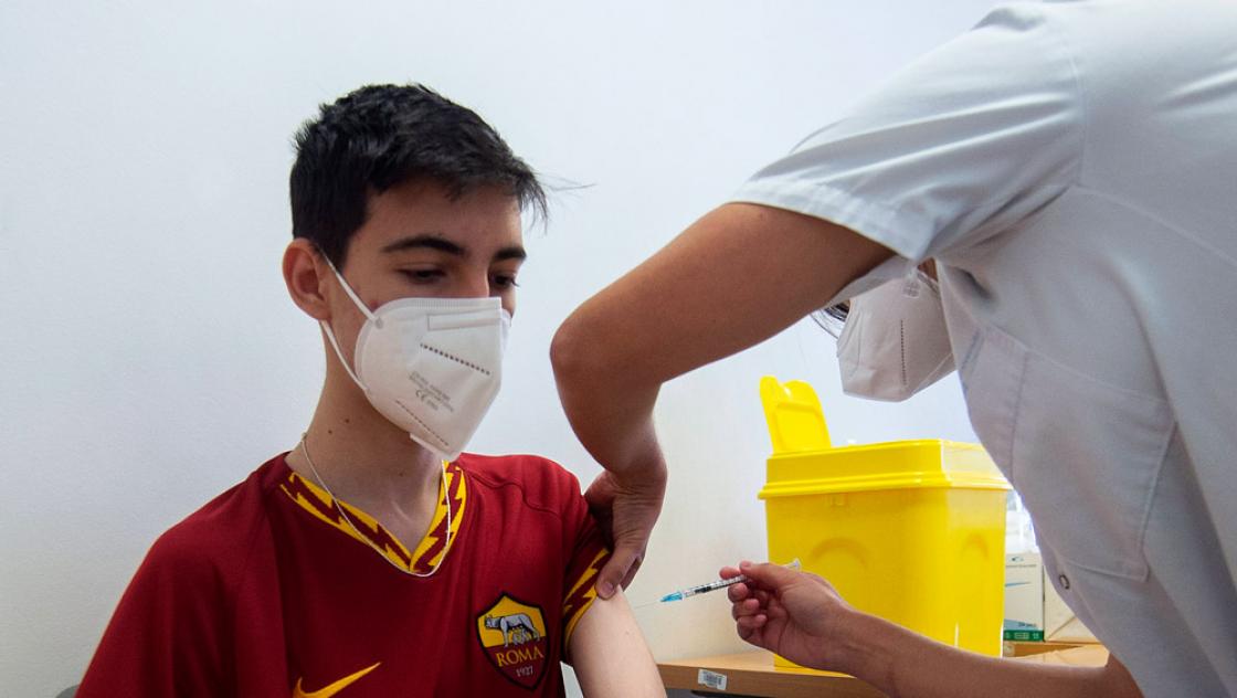 Ein Student erhält den Impfstoff gegen Covid-19 im Hospital de La Paz in Madrid, 7.7.2021 (IMAGO / Lagencia) Ein Student erhält den Impfstoff gegen Covid-19 im Hospital de La Paz in Madrid, 7.7.2021 (IMAGO / Lagencia)