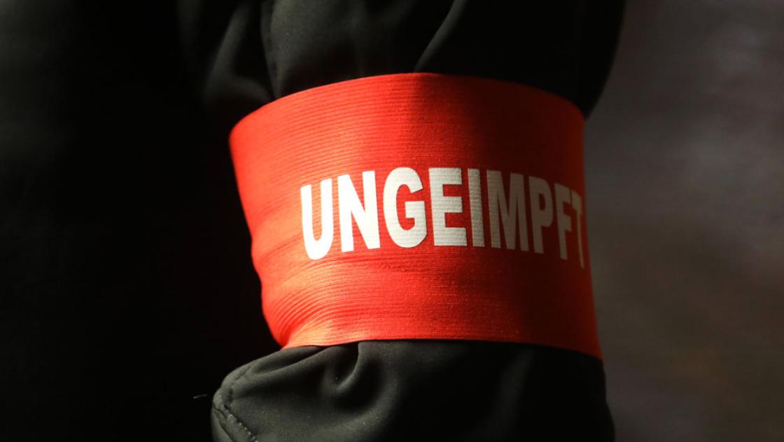 Ein Teilnehmer einer Demonstration gegen Corona-Maßnahmen trägt eine Armbinde mit der Aufschrift »Ungeimpft«, 13.12.2021 (IMAGO / Karina Hessland)