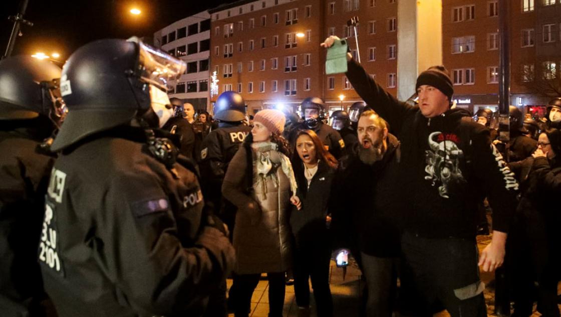»Spaziergang« in Magdeburg gegen die Corona-Massnahmen der Landesregierung, 3.1.2022 (IMAGO / Christian Schroedter)