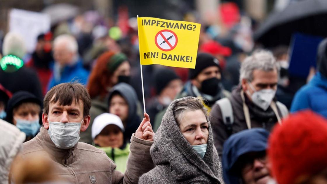 Teilnehmer einer Demonstration unter dem Motto »Impfpflicht - nicht mit uns!« in Düsseldorf, 22.1.2022 (IMAGO / Future Image)