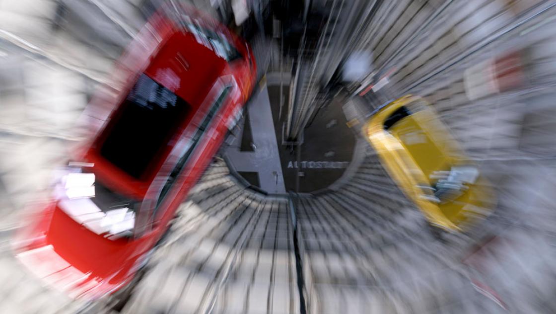 Innenansicht eines Autoturms in Wolfsburg (IMAGO / Sven Simon)