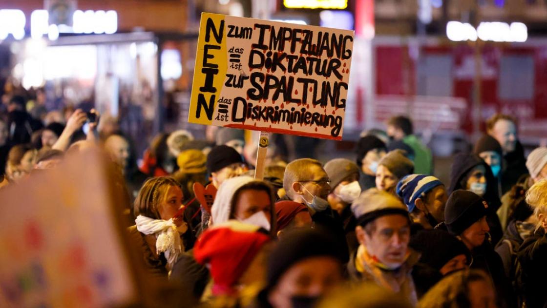 Demonstrierende auf den »Montagsspaziergängen« in der Kölner Innenstadt, 14.2.2022 (IMAGO / Future Image) Demonstrierende auf den »Montagsspaziergängen« in der Kölner Innenstadt, 14.2.2022 (IMAGO / Future Image)