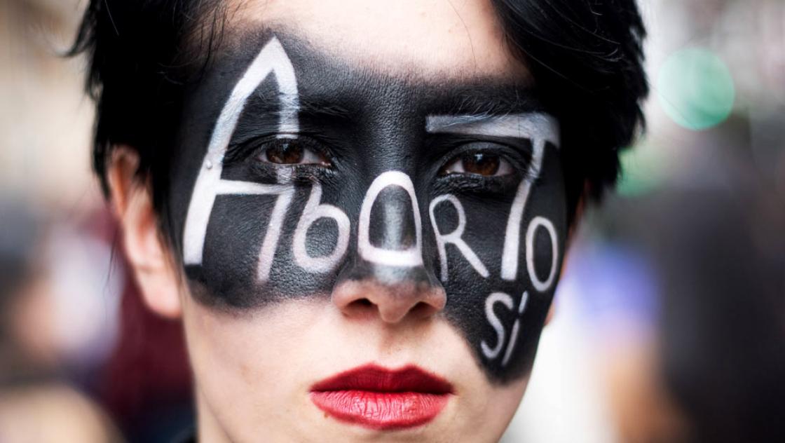 Eine Frau protestiert vor dem Justizpalast in Bogota für die Entkriminalisierung von Schwangerschaftsabbrüche in Kolumbien, 9.2.2022 (IMAGO / UIG) Eine Frau protestiert vor dem Justizpalast in Bogota für die Entkriminalisierung von Schwangerschaftsabbrüche in Kolumbien, 9.2.2022 (IMAGO / UIG)