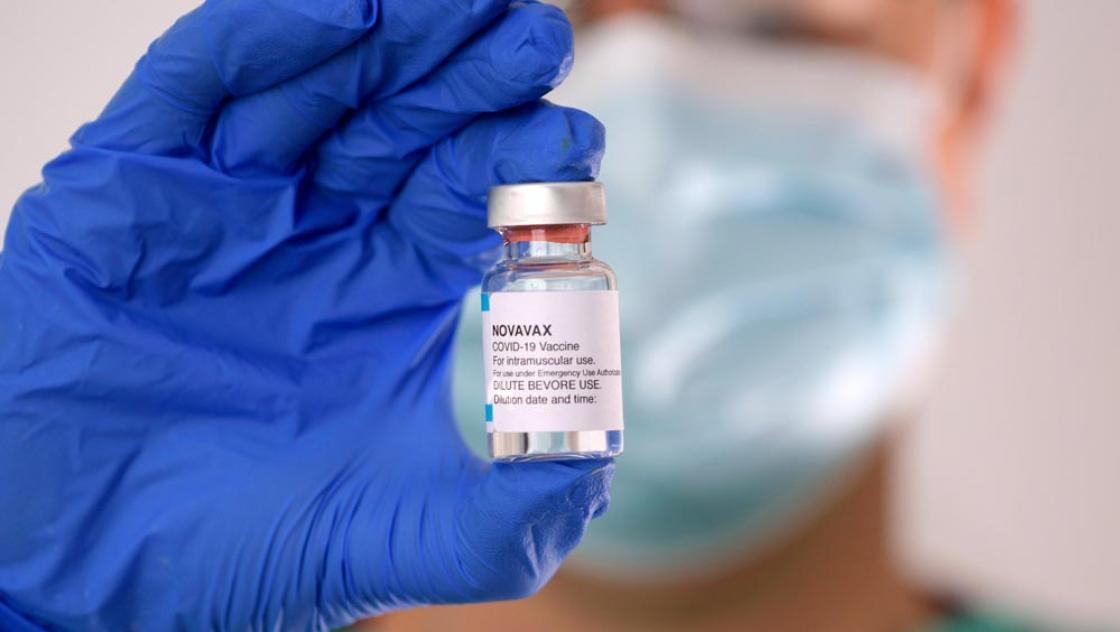 Der von vielen lang erwartete »Tot-Impfstoff« Novavax kommt in die deutschen Impfzentren und Artzpraxen, Februar 2022 (IMAGO / MiS)