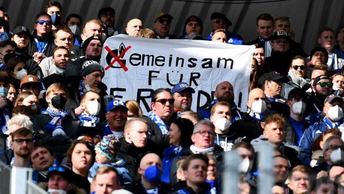 Transparent gegen Gazprom im Stadion des FC Schalke 04 mit dem Schriftzug »Gemeinsam für Frieden« (IMAGO / Jan Huebner) Transparent gegen Gazprom im Stadion des FC Schalke 04 mit dem Schriftzug »Gemeinsam für Frieden« (IMAGO / Jan Huebner)