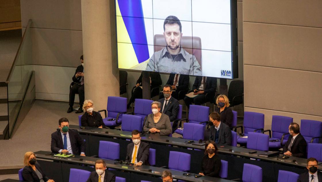 Videoansprache von Wolodymyr Selenskyi an die Abgeordneten des Deutschen Bundestages, Regierungsbank, 17.03.2022 (IMAGO / Christian Thiel)