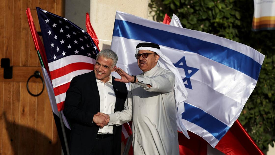 Der israelische Außenminister Yair Lapid (links) empfängt den bahrainischen Außenminister Abdullatif bin Rashid Al Zayani in Sde Boker in der südisraelischen Negev-Wüste, 27.3.2022 (IMAGO / Xinhua) Der israelische Außenminister Yair Lapid (links) empfängt den bahrainischen Außenminister Abdullatif bin Rashid Al Zayani in Sde Boker in der südisraelischen Negev-Wüste, 27.3.2022 (IMAGO / Xinhua)
