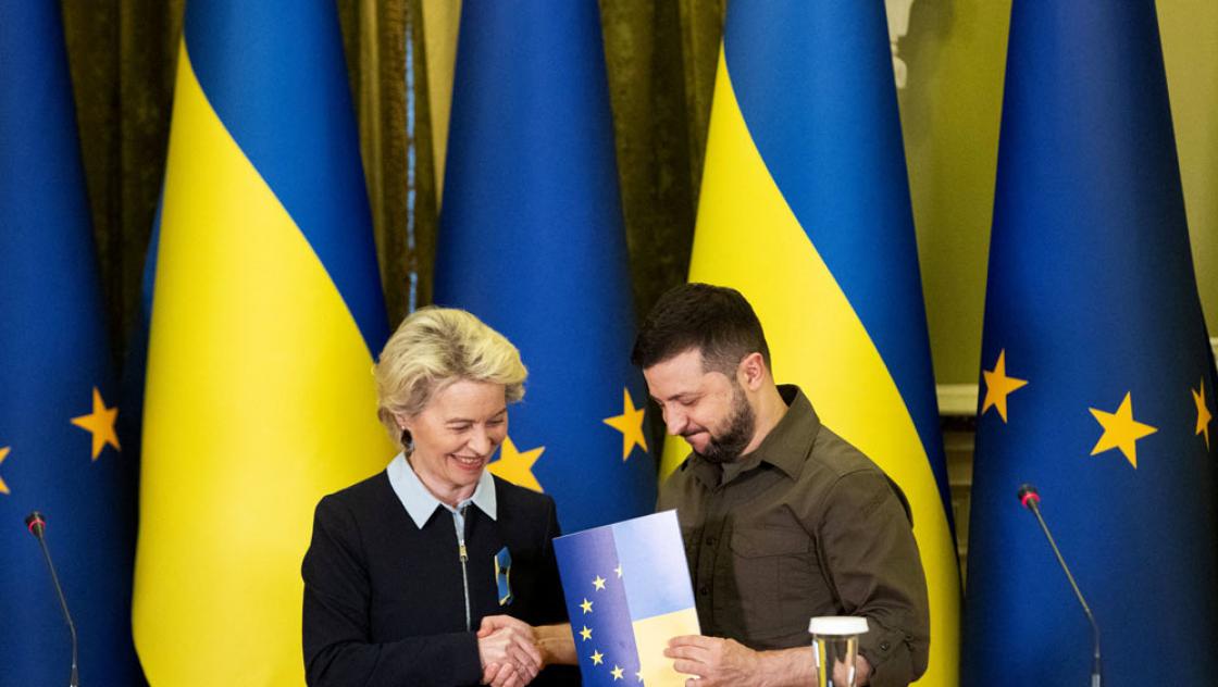 EU-Kommissionspräsidentin Ursula von der Leyen und der ukrainische Präsident Wolodymyr Zelenskyy während eines Treffens in Kiew, 8.4.2022 (IMAGO / ZUMA Press)