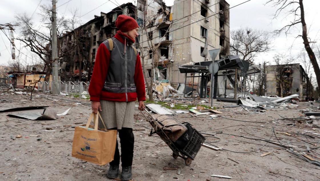 Eine Anwohnerin nahe eines beschädigten Gebäudes in Mariupol, 18.4.2022 (IMAGO / Xinhua)