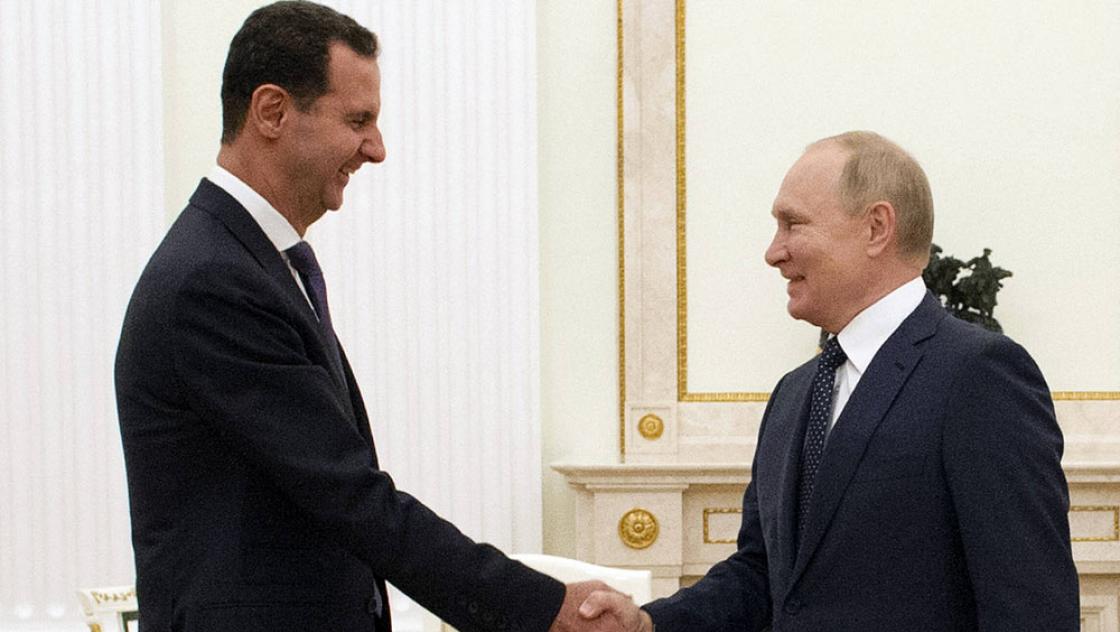 Der syrische Präsident Baschar al-Assad und der russische Präsident Wladimir Putin geben sich bei einem Treffen im Kreml die Hand, 13.9.2021 (IMAGO / ITAR-TASS) Der syrische Präsident Baschar al-Assad und der russische Präsident Wladimir Putin geben sich bei einem Treffen im Kreml die Hand, 13.9.2021 (IMAGO / ITAR-TASS)