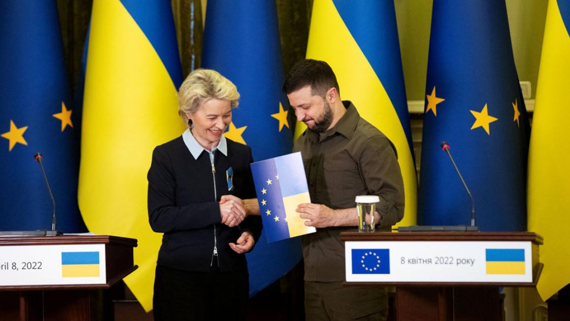 EU-Kommissionspräsidentin Ursula von der Leyen und der ukrainische Präsident Wolodymyr Selenskyj in Kiew, 8.4.2022 (IMAGO / ZUMA Press) EU-Kommissionspräsidentin Ursula von der Leyen und der ukrainische Präsident Wolodymyr Selenskyj in Kiew, 8.4.2022 (IMAGO / ZUMA Press)