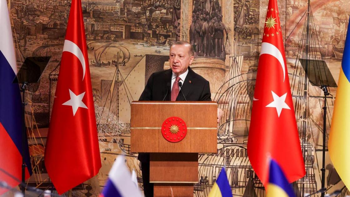 Der türkische Präsident Recep Tayyip Erdoğan bei einer russisch-ukrainischen Gesprächsrunde in Istanbul, 29.3.2022 (IMAGO / ITAR-TASS) Der türkische Präsident Recep Tayyip Erdoğan bei einer russisch-ukrainischen Gesprächsrunde in Istanbul, 29.3.2022 (IMAGO / ITAR-TASS)
