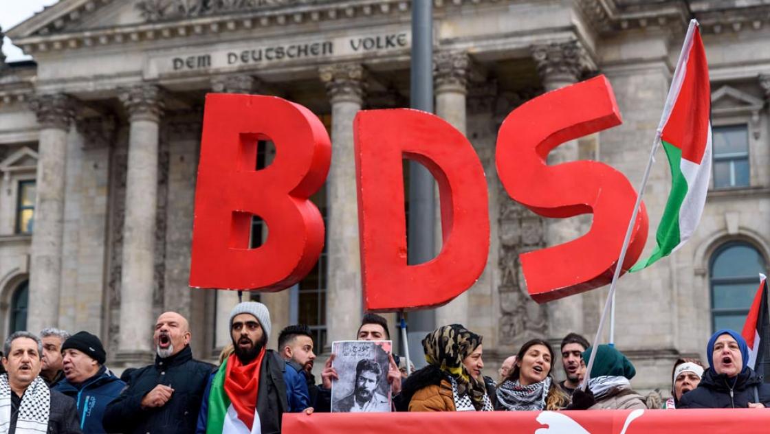 Anhänger der BDS-Kampagne protestieren vor dem Berliner Reichstagsgebäude, 31.1.2020 (IMAGO / snapshot)