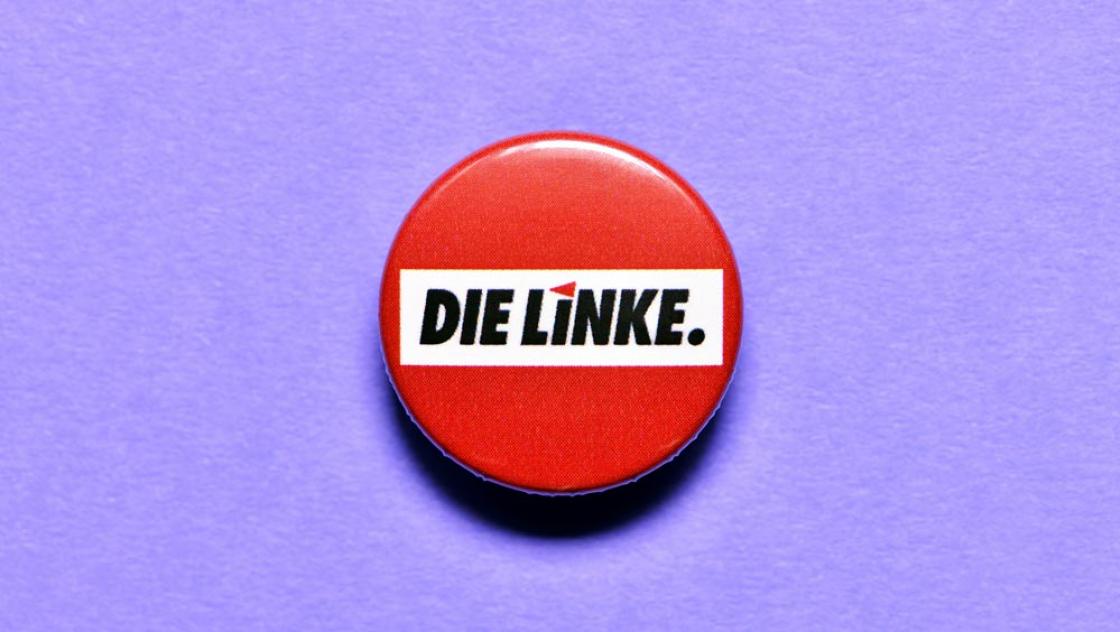 (IMAGO / Christian Ohde) Partei-Anstecker der Partei Die Linke (IMAGO / Christian Ohde)