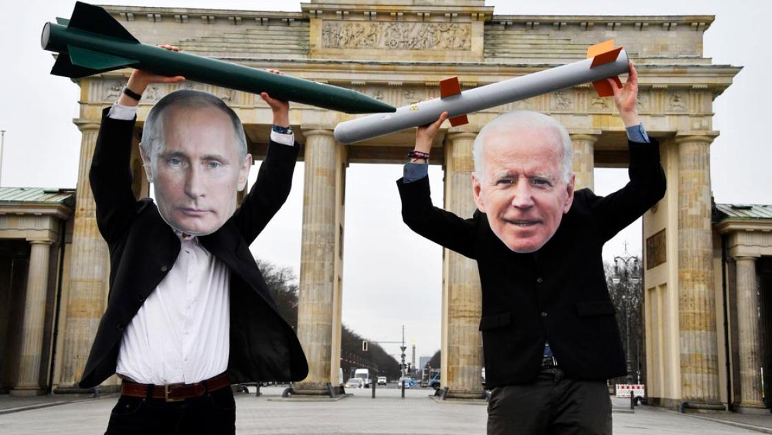 Aktivisten vor dem Brandenburger Tor in Berlin, nachdem die Verlängerung des New START-Vertrags zwischen Russland und den USA beschlossen wurde, 29.1.2021 (IMAGO / Future Image) Aktivisten vor dem Brandenburger Tor in Berlin, nachdem die Verlängerung des New START-Vertrags zwischen Russland und den USA beschlossen wurde, 29.1.2021 (IMAGO / Future Image)