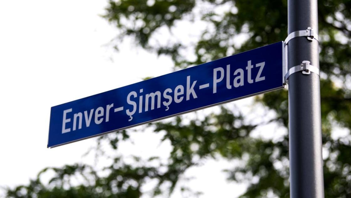 In Gedenken an Enver Şimşek und alle anderen Opfer des NSU erhielt ein Platz in Jena-Winzerla den Namen Enver-Şimşek-Platz. Er gilt als das erste Opfer der rassistisch motivierten Mordserie des NSU, 19.9.2020 (IMAGO/Christoph Worsch) In Gedenken an Enver Şimşek und alle anderen Opfer des NSU erhielt ein Platz in Jena-Winzerla den Namen Enver-Şimşek-Platz. Er gilt als das erste Opfer der rassistisch motivierten Mordserie des NSU, 19.9.2020 (IMAGO/Christoph Worsch)