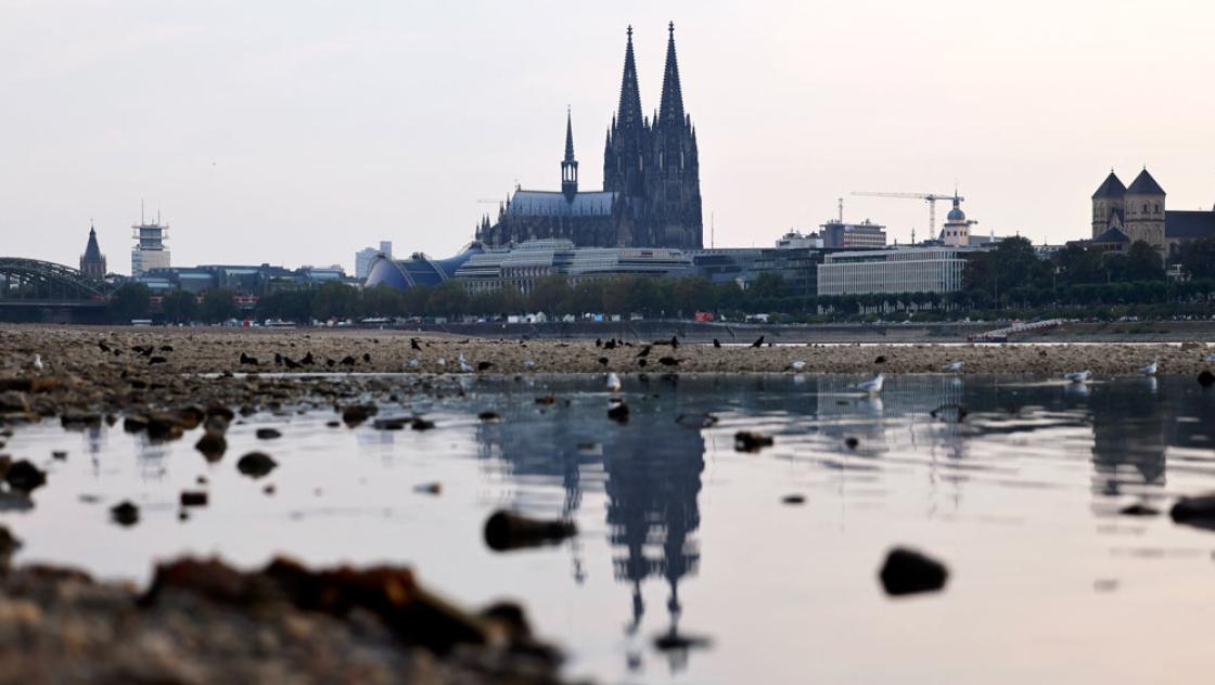 Der Rhein bei Köln mit einem Pegel von 74 cm, 18.8.2022 (IMAGO/Panama Pictures/Christoph Hard) Der Rhein bei Köln mit einem Pegel von 74 cm, 18.8.2022 (IMAGO/Panama Pictures/Christoph Hard)