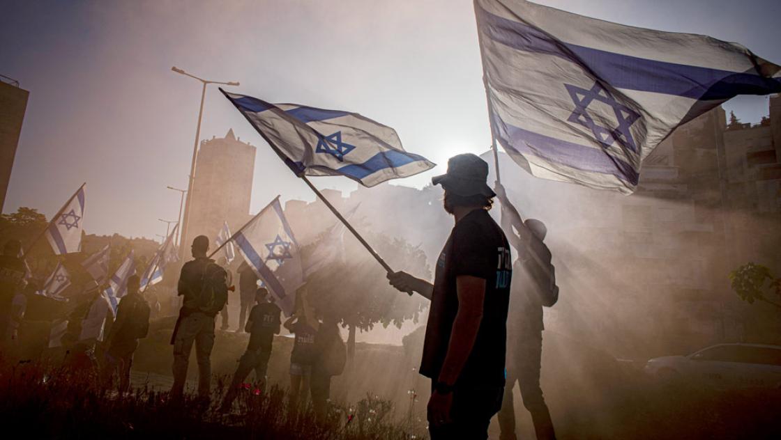 Gegner:innen der Justizreform schwenken Israel-Fahnen bei einer Demonstration in Jerusalem, Israel, 5.7.2023 (IMAGO / ZUMA Wire / Eyal Warshavsky)