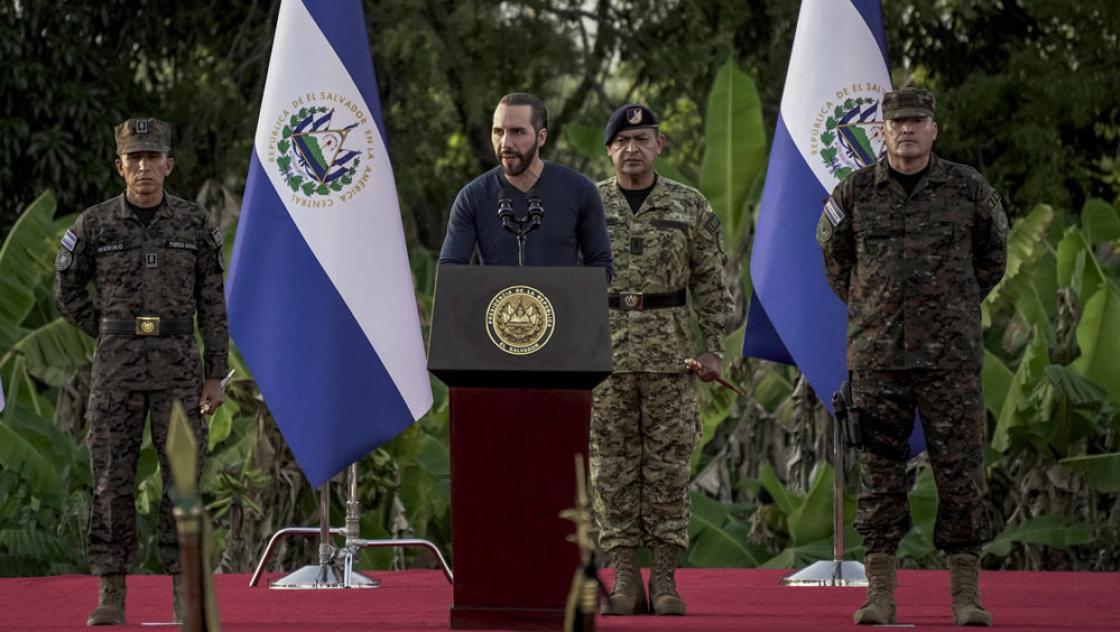 Der salvadorianische Präsident Nayib Bukele spricht vor mehr als 14.000 Soldaten in San Juan Opico. Bukele bezeichnet sich selbst als »coolsten Diktator der Welt«, 23.11.2022 (IMAGO / ZUMA Wire / Camilo Freedman) Der salvadorianische Präsident Nayib Bukele spricht vor mehr als 14.000 Soldaten in San Juan Opico. Bukele bezeichnet sich selbst als »coolsten Diktator der Welt«, 23.11.2022 (IMAGO / ZUMA Wire / Camilo Freedman)