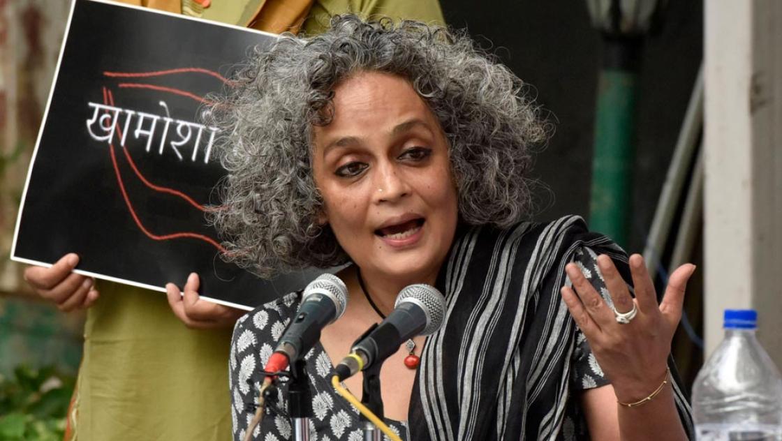 Arundhati Roy bei einer Pressekonferenz in Neu-Delhi, 22.10.2020 (IMAGO / Hindustan Times / Mohd Zakir)