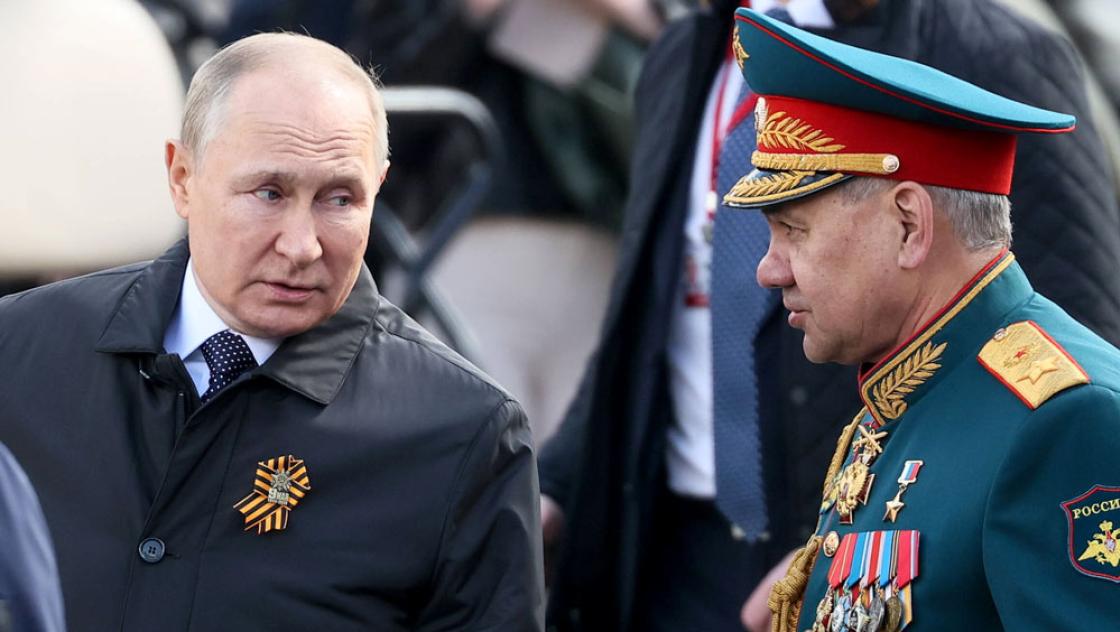 Wladimir Putin und Russlands Verteidigungsminister Sergej Schoigu während einer Militärparade in Moskau, 9.5.2022 (IMAGO / ITAR-TASS) 