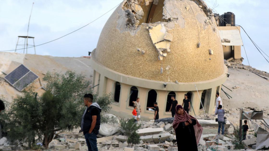 Menschen stehen vor einer zerstörten Moschee nach einem israelischen Luftangriff in der Stadt Chan Junis im südlichen Gazastreifen, 8.10.2023 (IMAGO / Xinhua / Yasser Qudih)