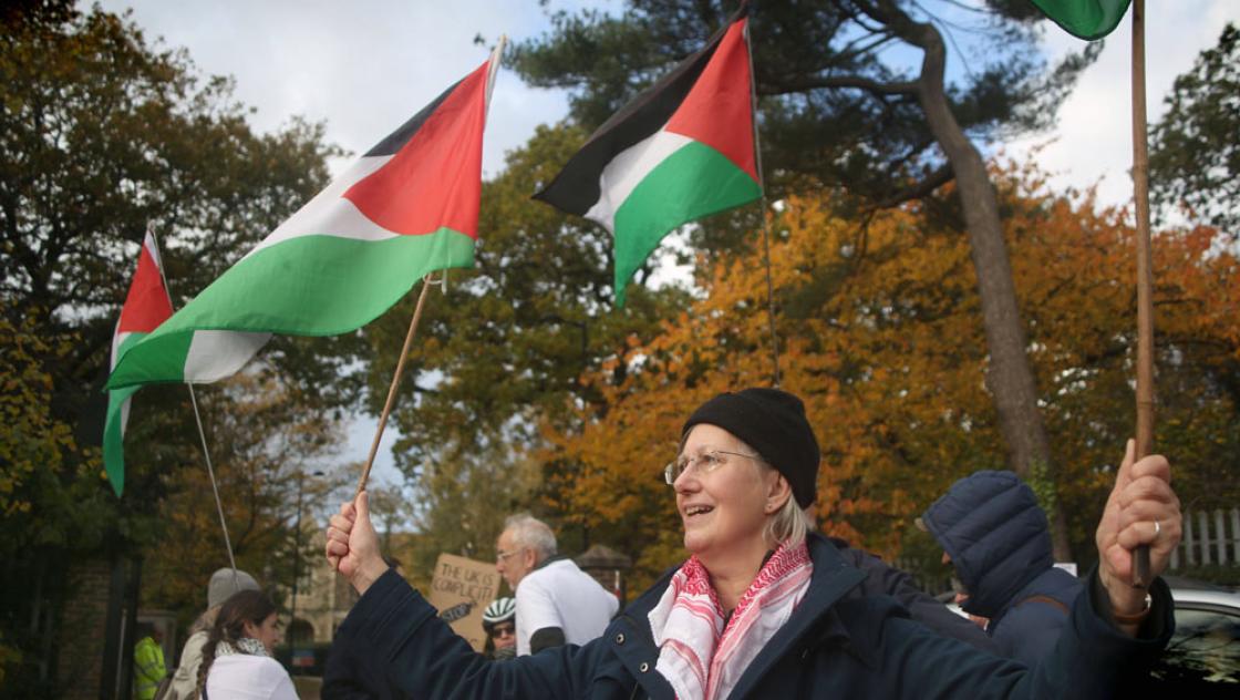 Demonstrierende mit Palästina-Flaggen in London, 13.11.2023 (IMAGO / ZUMA Wire / Martin Pope) Demonstrierende mit Palästina-Flaggen in London, 13.11.2023 (IMAGO / ZUMA Wire / Martin Pope)