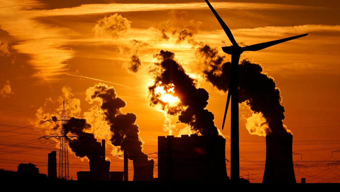 Strommasten und Windräder rund um das Kohlekraftwerk Neurath des Stromkonzerns RWE, 1.8.2022 (IMAGO / Panama Pictures)