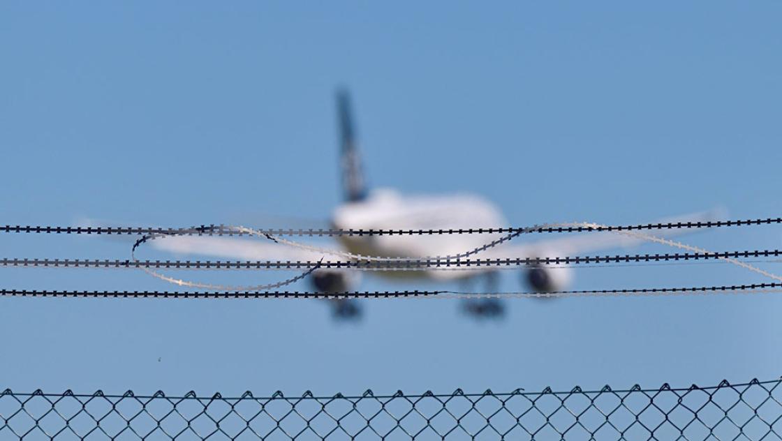 Symbolbild: Abschiebeflug am Flughafen Frankfurt, 4.9.2023 (IMAGO / Daniel Kubirski)