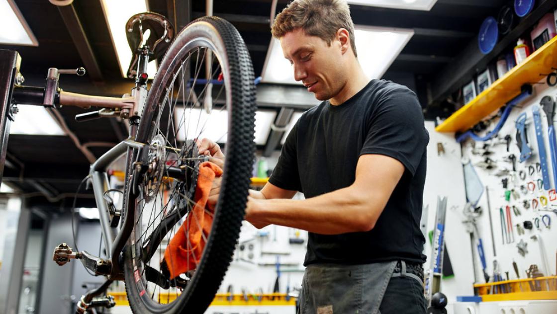 Reparatur statt Neukauf: Wer in Schweden ein Fahrrad oder ein technisches Gerät reparieren lässt, zahlt dafür „nur“ 12 statt 25 Prozent Mehrwertsteuer (IMAGO / Shotshop) Reparatur statt Neukauf: Wer in Schweden ein Fahrrad oder ein technisches Gerät reparieren lässt, zahlt dafür „nur“ 12 statt 25 Prozent Mehrwertsteuer (IMAGO / Shotshop)