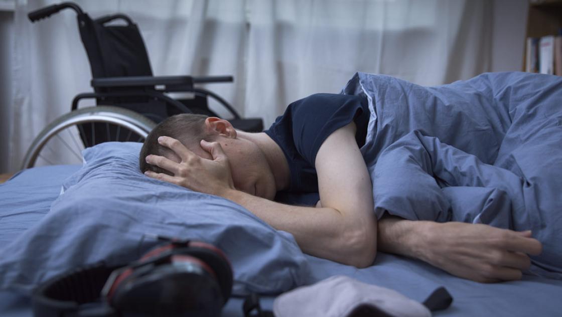 Ein an ME/CFS Erkrankter im Bett (Lea Aring und Deutsche Gesellschaft für ME/CFS)