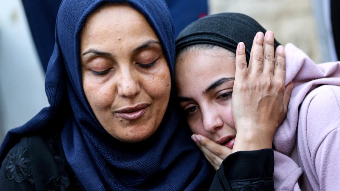 Zwei Frauen trauern um ihre Angehörigen, die bei israelischen Angriffen Gazastreifen verletzt und getötet wurden, Deir Al-Balah, 9.11.2023 (IMAGO / ZUMA Wire / Adel Al Hwajre)