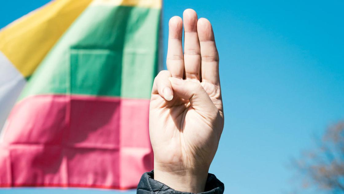 Der »Three-finger salute« bei einer Demonstration gegen die Militärherrschaft in Myanmar. Die Geste ist ein Zeichen der pro-demokratischen Protestbewegung Myanmars, 29.3.2021, Washington, DC (Gayatri Malhotra via unsplash) Der »Three-finger salute« bei einer Demonstration gegen die Militärherrschaft in Myanmar. Die Geste ist ein Zeichen der pro-demokratischen Protestbewegung Myanmars, 29.3.2021, Washington, DC (Gayatri Malhotra via unsplash)
