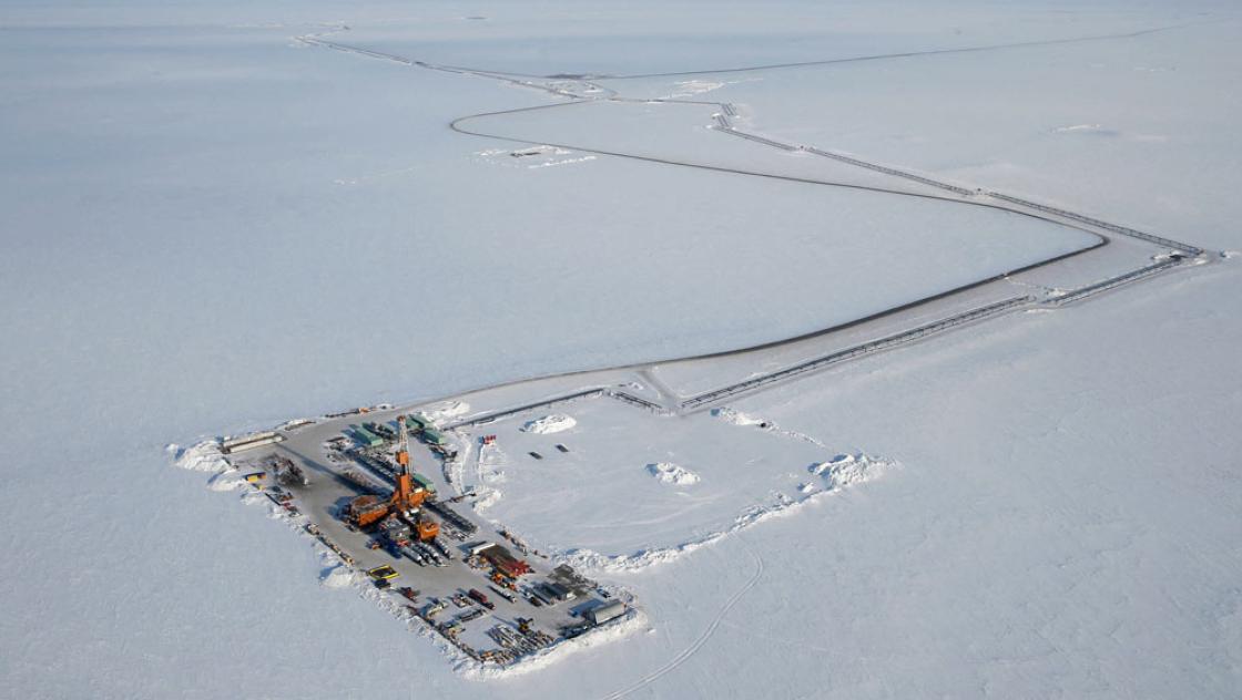 US-Präsident Joe Biden hat ein großes Öl- und Gasbohrprojekt in Alaska genehmigt, das auf den heftigen Widerstand von Umweltaktivist:innen stieß. Das Foto zeigt einen Bohrplatz in Alaska, 13.3.2023 (IMAGO / ABACAPRESS) US-Präsident Joe Biden hat ein großes Öl- und Gasbohrprojekt in Alaska genehmigt, das auf den heftigen Widerstand von Umweltaktivist:innen stieß. Das Foto zeigt einen Bohrplatz in Alaska, 13.3.2023 (IMAGO / ABACAPRESS)