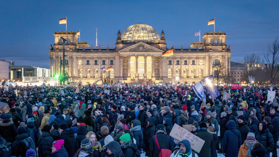 Demonstration gegen Rechtsextremismus und die AfD auf dem Platz der Republik vor dem Reichstag in Berlin, 21.1.2024 (IMAGO / David Weyand)