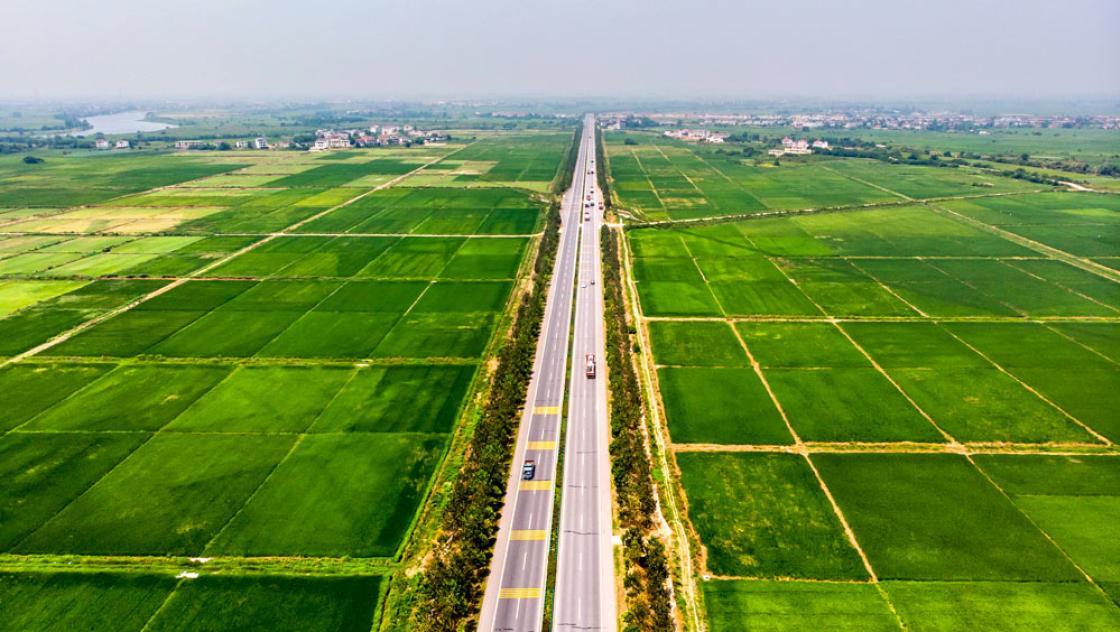 Eine Landstraße zwischen Feldern (IMAGO / Imaginechina-Tuchong)