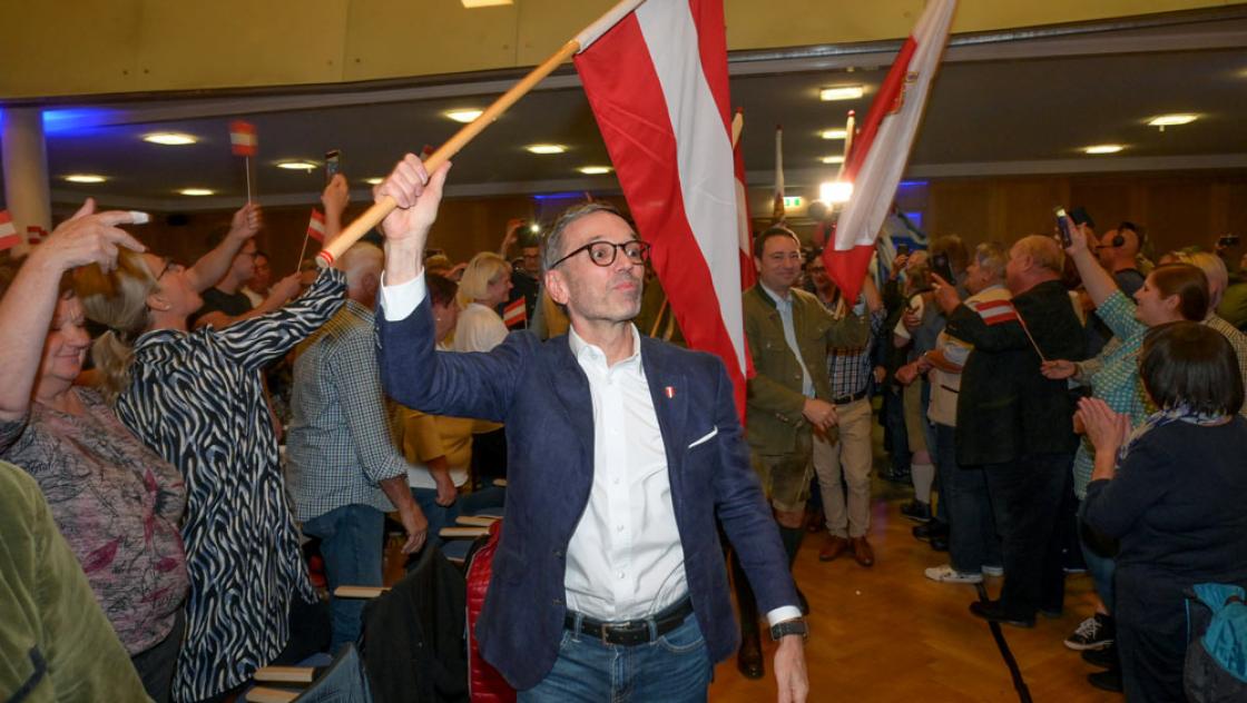 Herbert Kickl auf seiner »FPÖ-Heimattour« im Freizeitpark Micheldorf, 24.10.2023 (IMAGO / Rudolf Gigler) Herbert Kickl auf seiner »FPÖ-Heimattour« im Freizeitpark Micheldorf, 24.10.2023 (IMAGO / Rudolf Gigler)