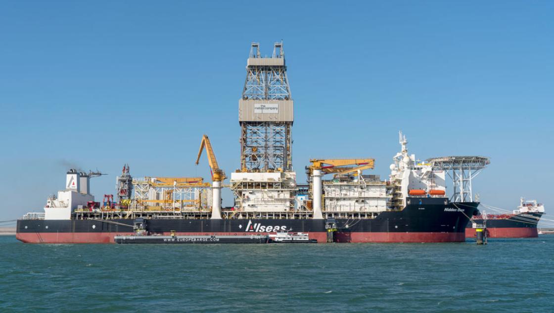 Das Bohrschiff Hidden Gem wird im Seehafen von Rotterdam umgebaut. Es soll für den Tiefseebergbau ausgerüstet werden und Rohstoffe für die Herstellung von z.B. Batterien gewinnen (IMAGO / Jochen Tack)