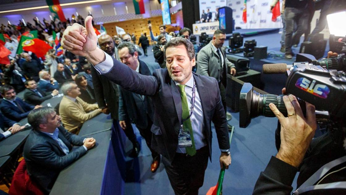 André Ventura, Vorsitzender der rechtspopulistischen Partei Chega, auf deren Nationalkonvent in Viana do Castelo, 14.1.2024 (IMAGO / GlobalImagens / Rui Manuel Fonseca)