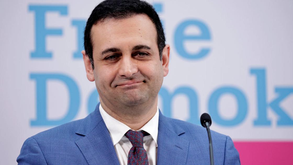 FDP-Generalsekretär Bijan Djir-Sarai träumt von einer schwarz-gelben Koalition, 19.2.2024 (IMAGO / Jens Schicke)