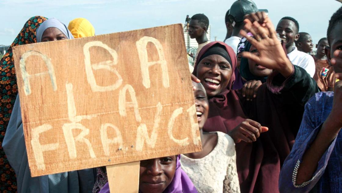 Junge nigrische Frauen demonstrieren mit einem Schild mit der Aufschrift »Nieder mit Frankreich« nach dem Putsch in Niamey, 20.8.2023 ( IMAGO / Souley Abdoulaye / Afrikimages Age)