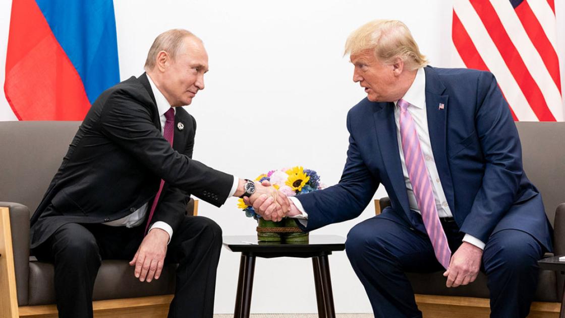 Der damalige Präsident der Vereinigten Staaten von Amerika, Donald Trump (rechts), und der russische Präsident, Wladimir Putin, beim G20-Gipfel in Osaka, Japan, 28.6.2019 (IMAGO / AAP)