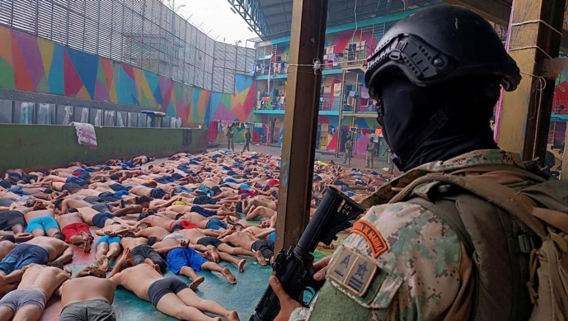 Soldaten bewachen auf dem Boden liegende Gefangene nach Unruhen in einer Haftanstalt in Guayaquil, 8.1.2024 (IMAGO / Newscom / EyePress)