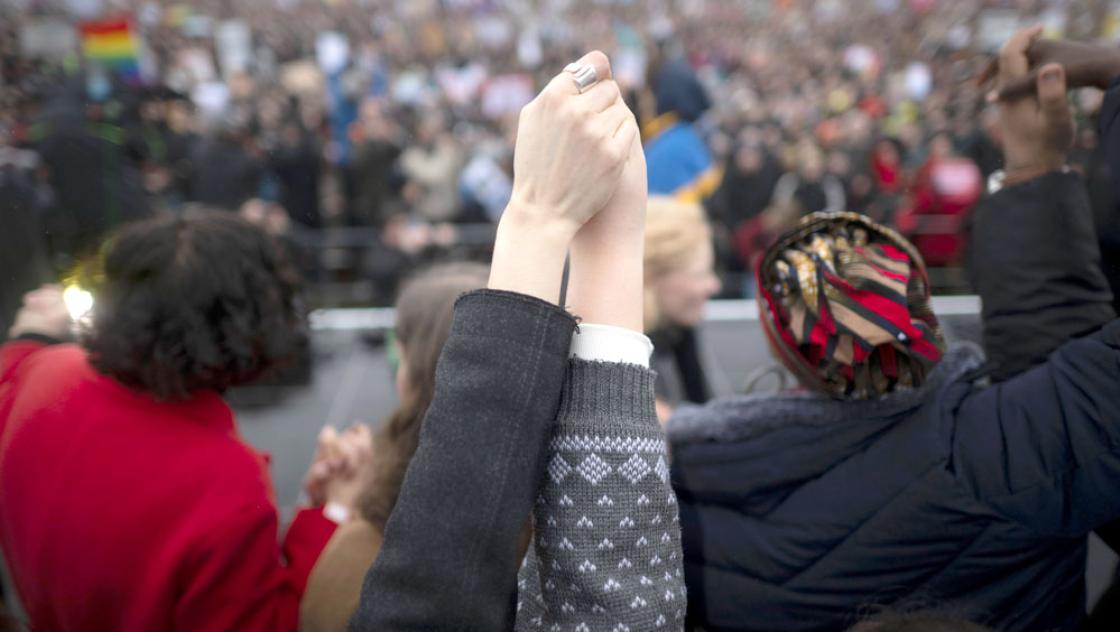 Demonstrierende halten ihre Hände bei der »Hand in Hand«-Demo in Berlin hoch, 3.2.2024 (IMAGO / IPON)