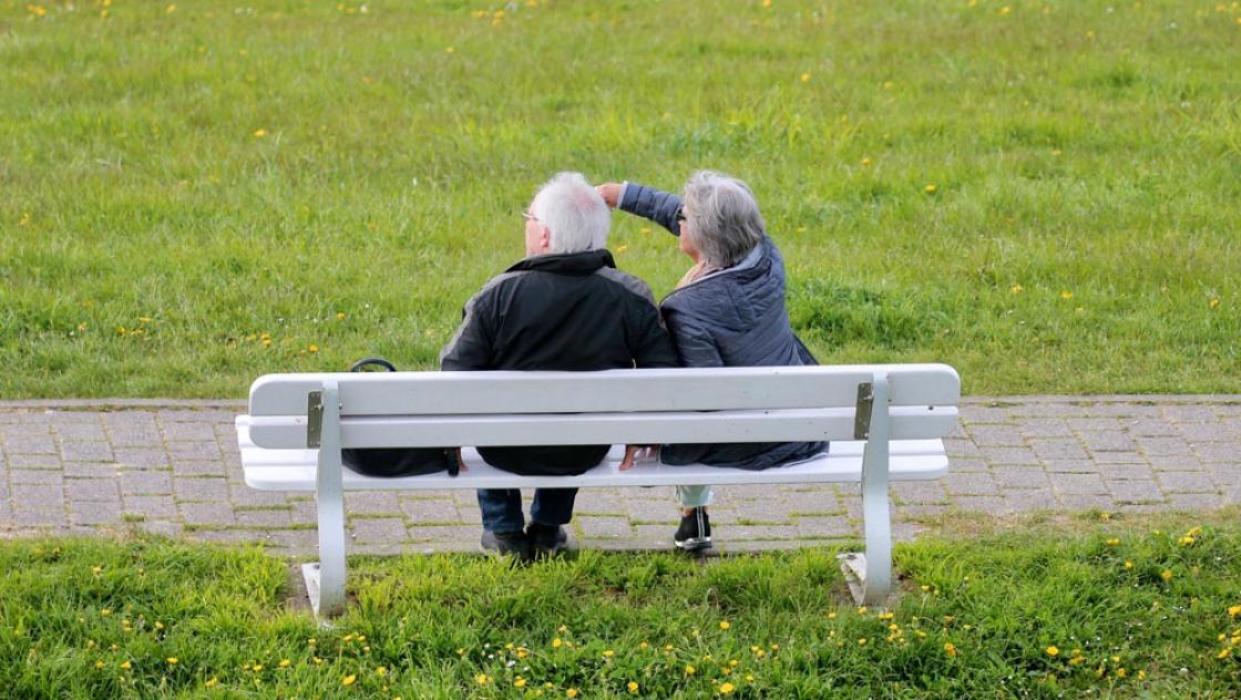 In den kommenden Jahren geht die Boomergeneration in Rente und weniger Beitragszahler:innen müssen mehr Rentenzahlungen gegenfinanzieren. Das Bild wurde in Cuxhaven aufgenommen, 6.5.2022 (IMAGO / Rust)