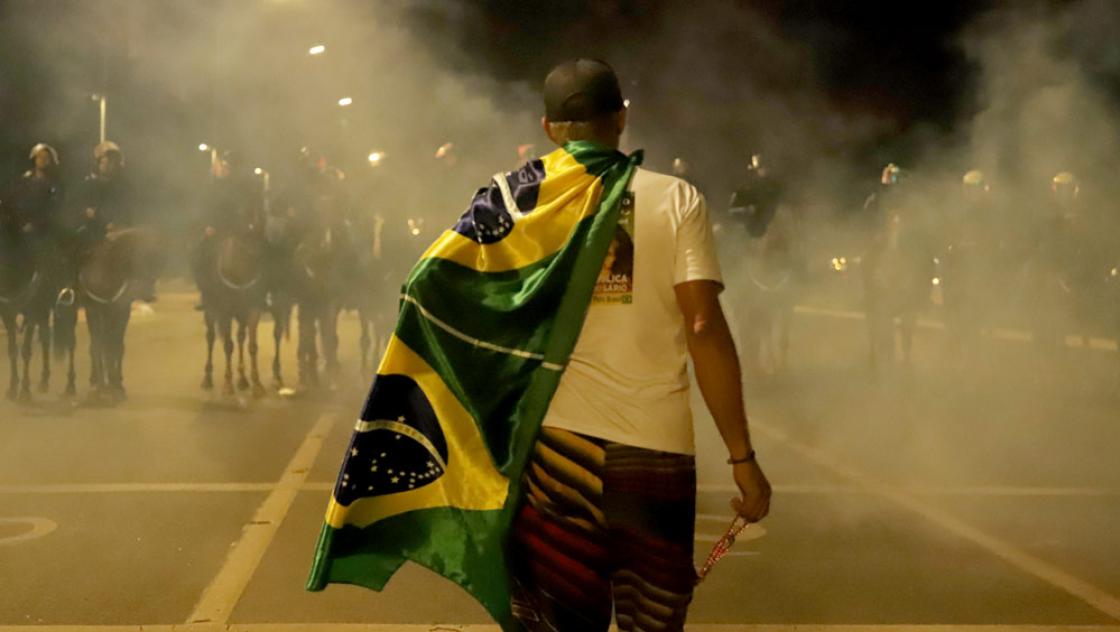 Am 8.1.2023 stürmten Anhänger des Ex-Präsidenten Jair Bolsonaro mehrere Regierungsgebäude in Brasília (IMAGO / Fotoarena / Eduardo Lima) 