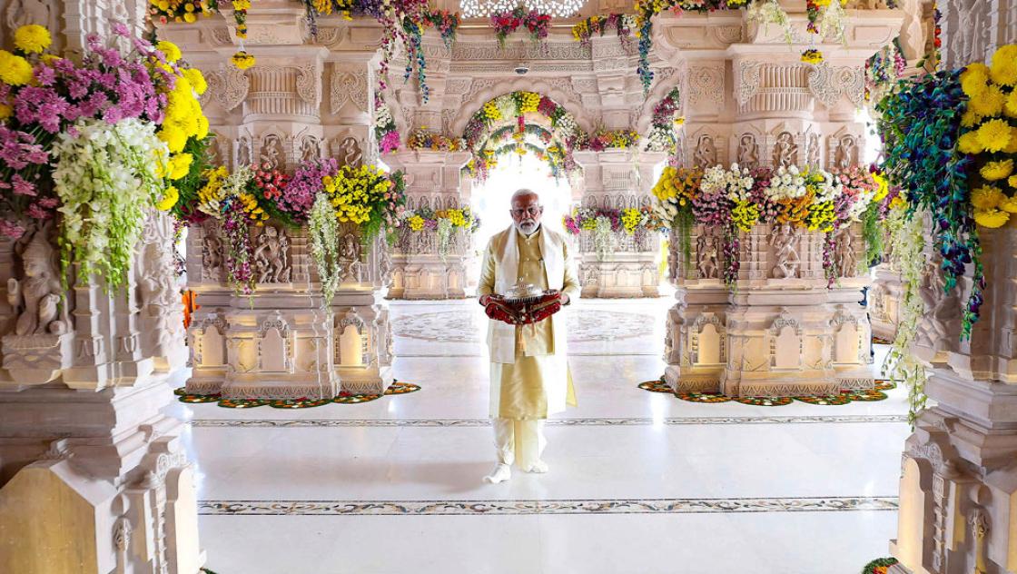 Narendra Modi bei der Eröffnung des Hindu-Tempels in Ayodhya. Ein umstrittenes Gebäude, denn es wurde auf den Ruinen einer Moschee erbaut, 22.1.2024 (IMAGO / ZUMA Wire / Pib / Press Information)