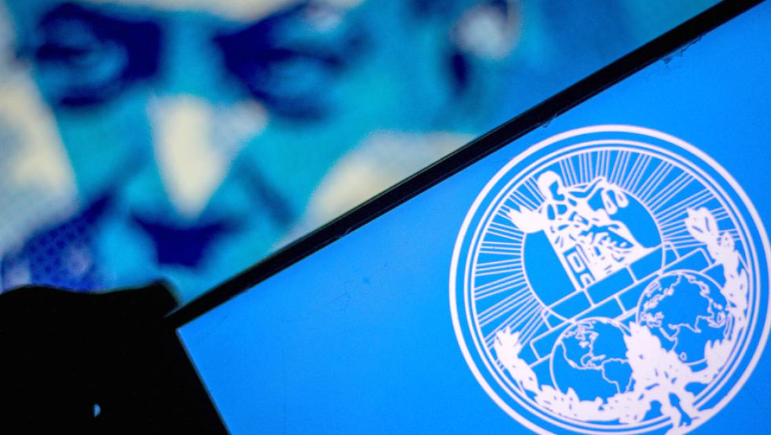 Das Logo des Internationalen Gerichtshofs mit einem Bild des israelischen Ministerpräsidenten Benjamin Netanjahu im Hintergrund, 17.1.2024 (IMAGO / ZUMA Wire / Hasan Mrad) Das Logo des Internationalen Gerichtshofs mit einem Bild des israelischen Ministerpräsidenten Benjamin Netanjahu im Hintergrund, 17.1.2024 (IMAGO / ZUMA Wire / Hasan Mrad)